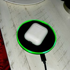 Selling airpod 2nd gen, send offers, good condition, cleaned